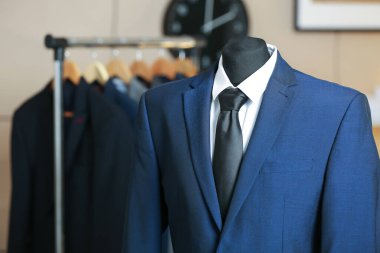 Mağazada erkek takım elbiseli bir manken