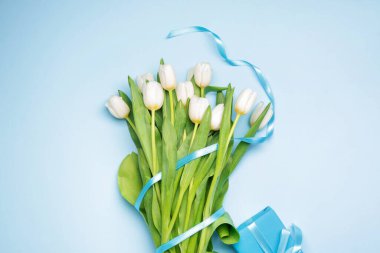 Renkli arka planda güzel çiçekler.