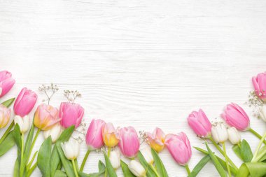 Beyaz ahşap arka planda güzel çiçekler