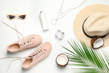 Beyaz arka planda plaj aksesuarları olan yaz kompozisyonu