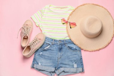 Renkli arka planda yaz kıyafetleri ve aksesuarları olan kompozisyon