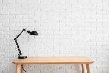 Lamba beyaz tuğla duvarın yanında.