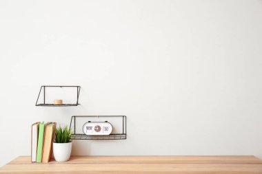 Beyaz duvarın yanında modern stil işyeri