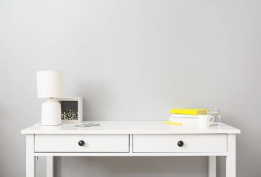 Gri duvarın yanında modern stil işyeri