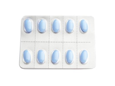 Beyaz arka planda hapları olan su toplayıcı.