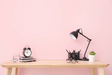 Renk duvarının yanında modern stil işyeri