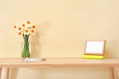 Renk duvarının yanında modern stil işyeri