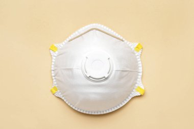 Renk arkaplanında tıbbi maske