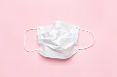 Renk arkaplanında tıbbi maske
