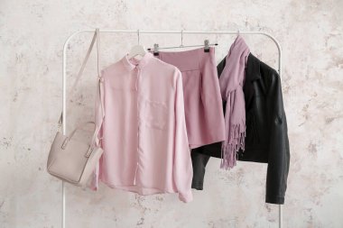 Modern şık giyinme odasının içi.