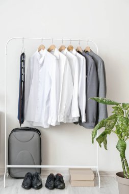 Modern şık giyinme odasının içi.