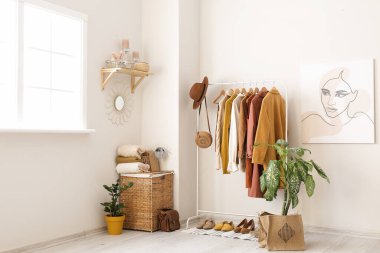 Modern şık giyinme odasının içi.