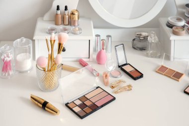 Dekoratif makyaj malzemeleri ve makyaj masası.