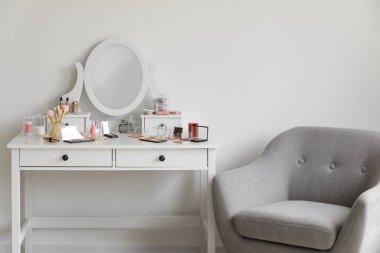 Odadaki makyaj sanatçısının masasında dekoratif kozmetik seti.