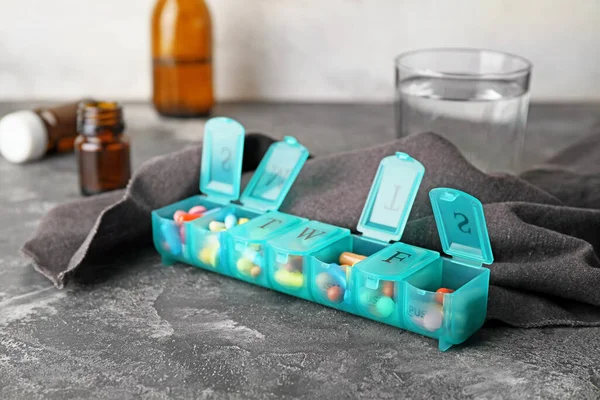 Különböző Tablettákat Tartalmazó Doboz Asztalon — Stock Fotó