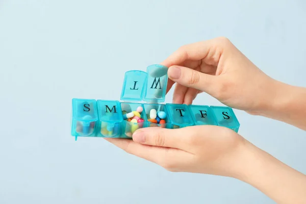 Női Kéz Tartó Doboz Tabletták Színes Háttér — Stock Fotó