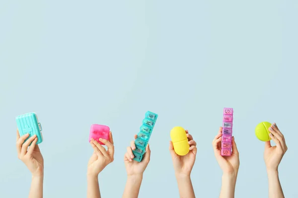 Mãos Femininas Segurando Caixas Com Pílulas Fundo Cor — Fotografia de Stock