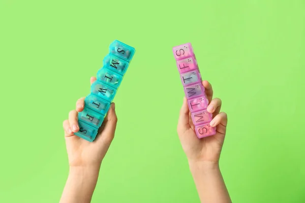Weibliche Hände Halten Schachteln Mit Pillen Auf Farbigem Hintergrund — Stockfoto