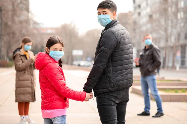 Asian Family Wearing Protective Masks City Street Concept Epidemic — Stock Photo, Image