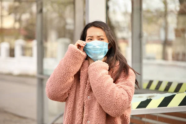 若いアジアの女性は街の通りに保護マスクを着ている 流行の概念 — ストック写真