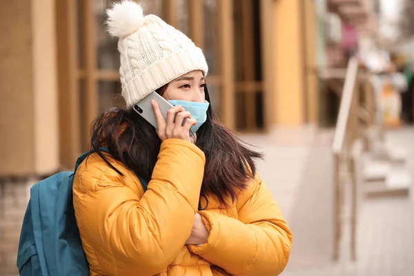 Young Asian Woman Protective Mask Talking Mobile Phone City Street — Stock Photo, Image