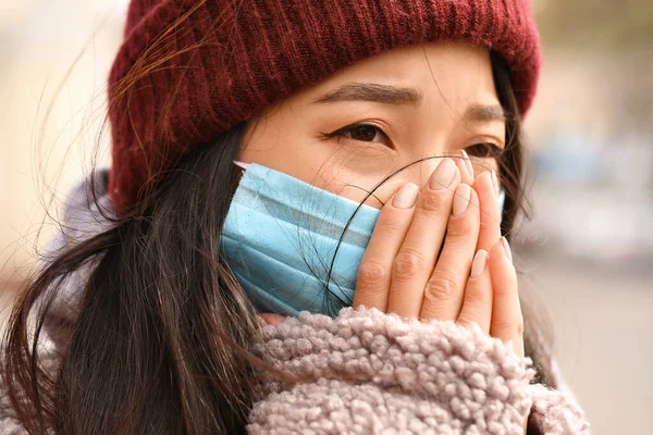 街の路上で保護マスクでアジアの女性咳 流行の概念 — ストック写真