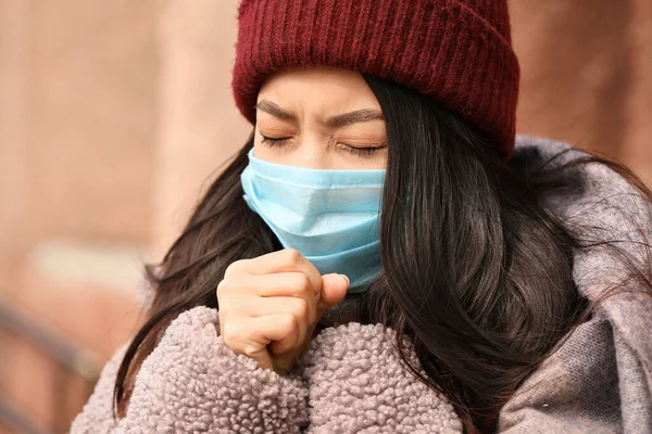 街の路上で保護マスクでアジアの女性咳 流行の概念 — ストック写真