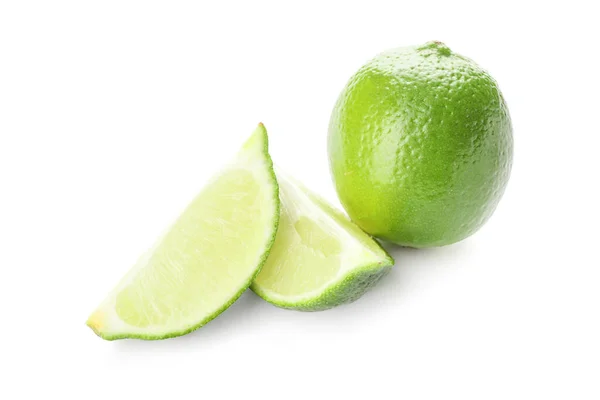 Grön Lime Och Skivor Vit Bakgrund — Stockfoto
