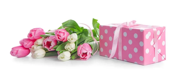 Κουτί Δώρων Και Όμορφα Λουλούδια Λευκό Φόντο — Φωτογραφία Αρχείου