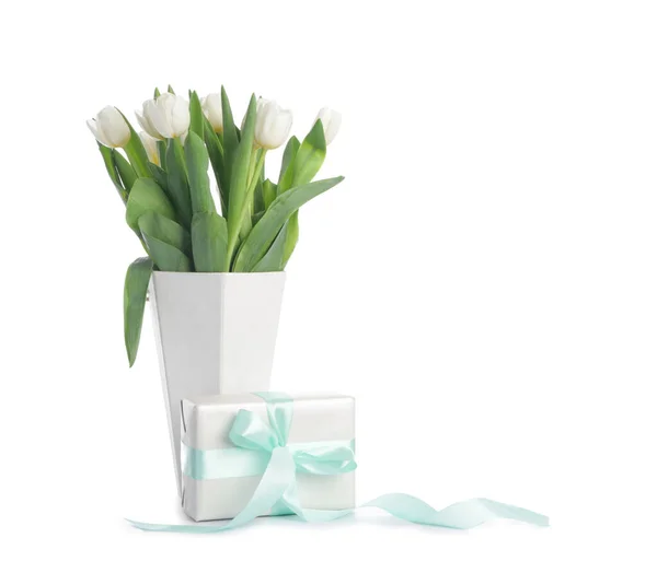Κουτί Δώρων Και Όμορφα Λουλούδια Λευκό Φόντο — Φωτογραφία Αρχείου