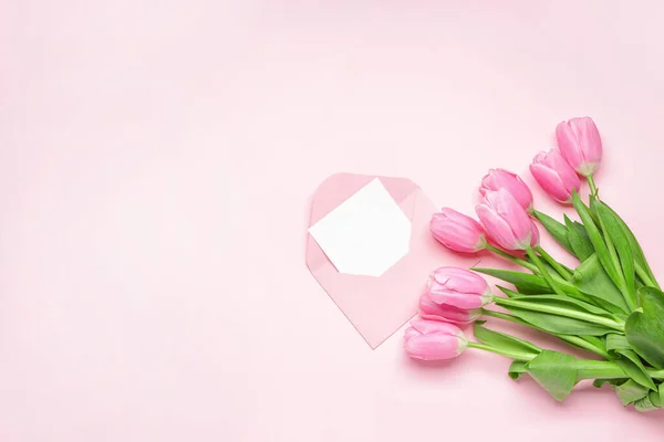 Vackra Blommor Och Kuvert Färg Bakgrund — Stockfoto