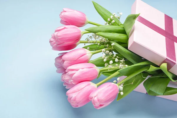 Caja Regalo Con Hermosas Flores Sobre Fondo Color — Foto de Stock