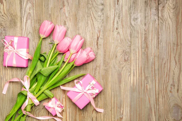Gåvor Och Vackra Blommor Trä Bakgrund — Stockfoto