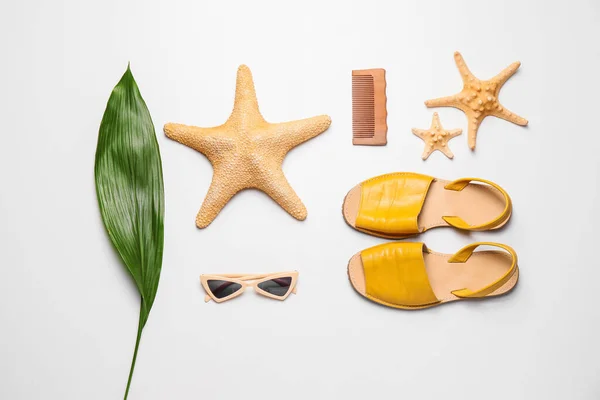 Composición Verano Con Accesorios Playa Sobre Fondo Blanco — Foto de Stock