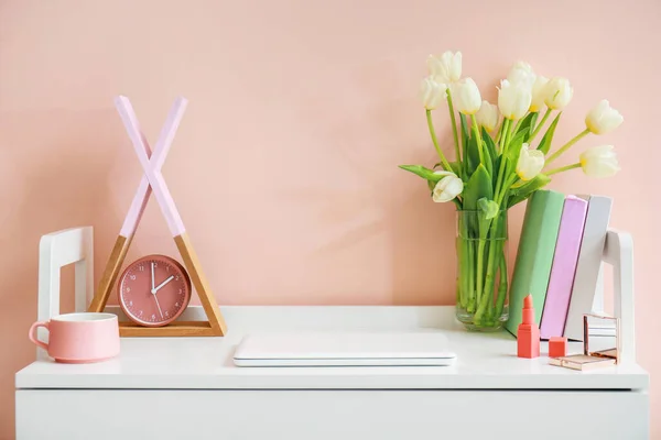 Moderno Lugar Trabajo Elegante Con Flores Cerca Pared Color —  Fotos de Stock