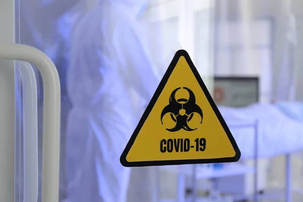 Bulaşıcı Izolasyon Koğuşunun Kapısında Biyolojik Tehlike Uyarısı Var Coronavirüs Salgını — Stok fotoğraf