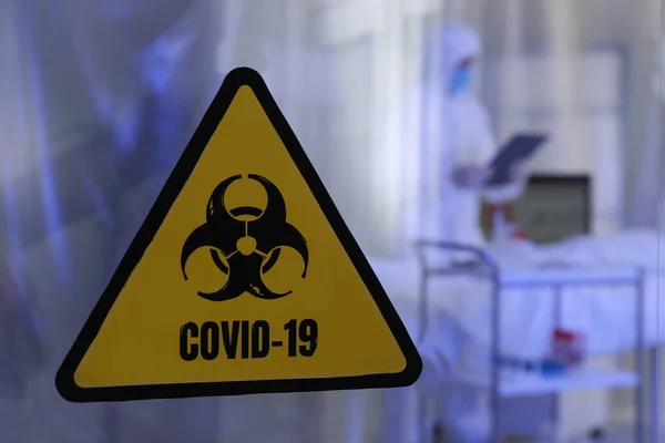 Bulaşıcı Izolasyon Koğuşunun Kapısında Biyolojik Tehlike Uyarısı Var Coronavirüs Salgını — Stok fotoğraf