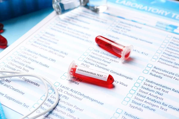 Laboratuvar Test Formu Kan Örnekleri Masada Koronavirüs Salgını Kavramı — Stok fotoğraf