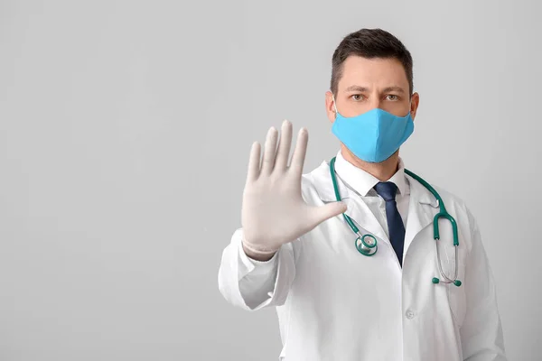 Läkare Skyddande Medicinsk Mask Visar Stop Gest Grå Bakgrund — Stockfoto