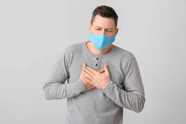 Ill Man Beschermende Medische Masker Grijze Achtergrond — Stockfoto