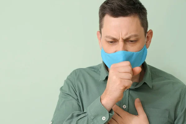 Ill Man Beschermende Medische Masker Kleur Achtergrond — Stockfoto