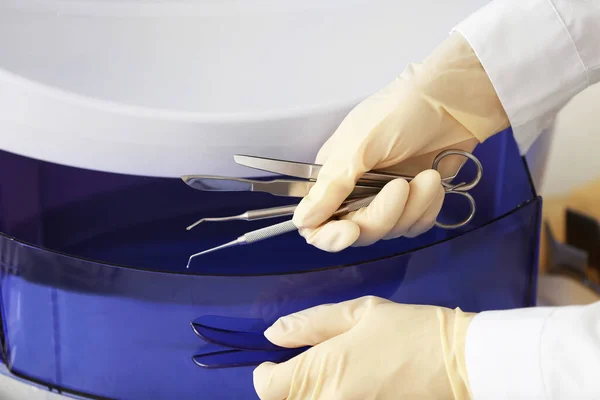 Arzt Legt Klinik Medizinische Instrumente Sterilisator Nahaufnahme — Stockfoto