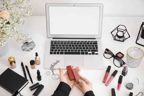 Kvinde Med Makeup Kosmetik Sidder Ved Bordet Med Laptop - Stock-foto