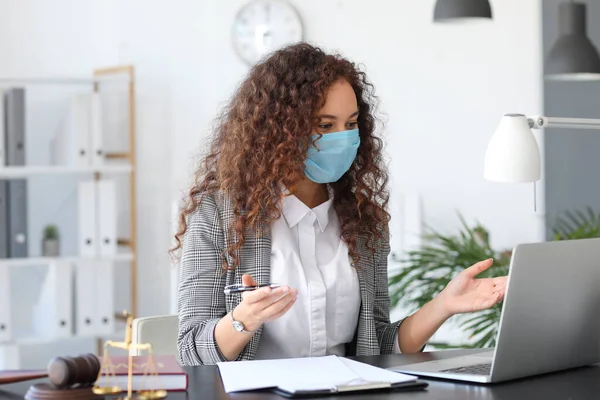 Advogada Feminina Máscara Protetora Trabalhando Escritório — Fotografia de Stock