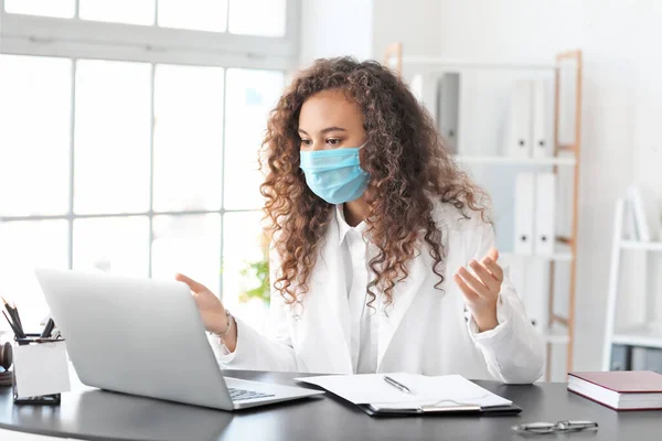 Abogada Máscara Protectora Trabajando Oficina — Foto de Stock