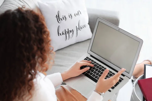 Female Lawyer Giving Consultation Online Home — Stock Photo, Image