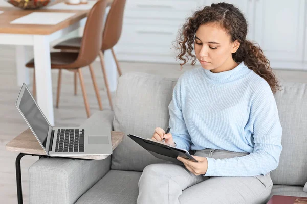 Female Lawyer Giving Consultation Online Home — Stock Photo, Image
