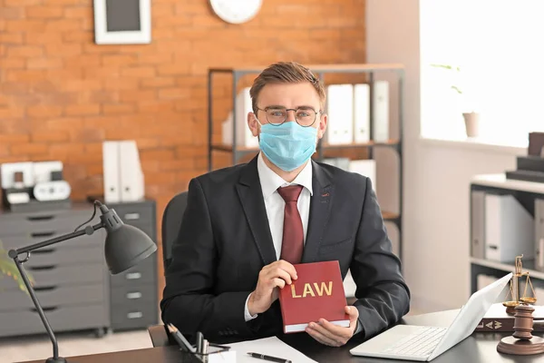 Abogado Masculino Máscara Protectora Trabajando Oficina — Foto de Stock