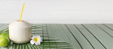 Masada saman ve limonlu genç hindistan cevizi