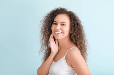 Renkli, sağlıklı bir teni olan güzel, Afro-Amerikalı bir kadın.